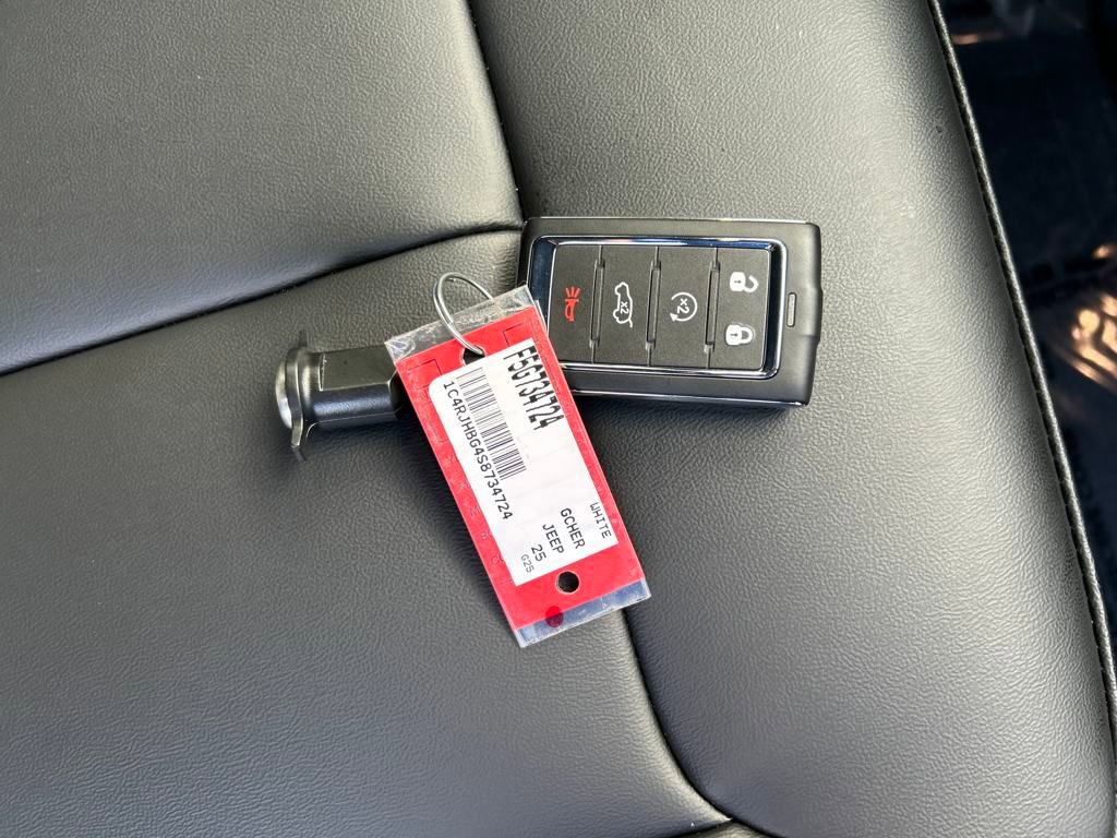 New 2025 Jeep Grand Cherokee Limited w/ Black Appearance Package image 28