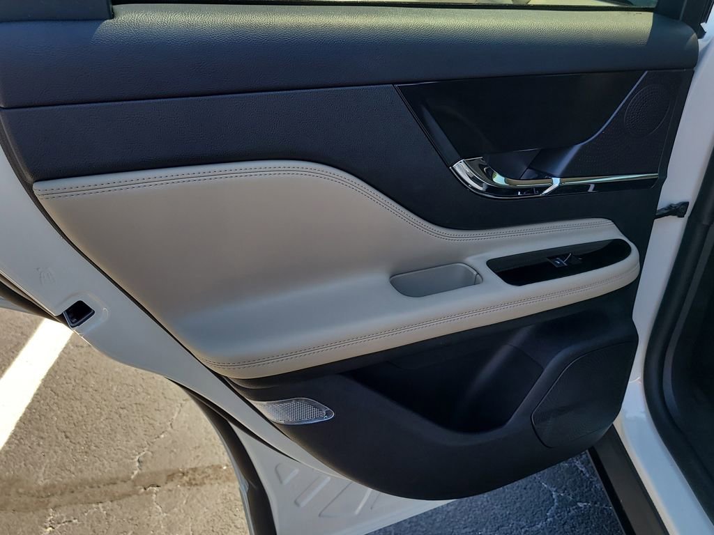 Used 2025 Lincoln Corsair Reserve w/ Jet Appearance Package image 9