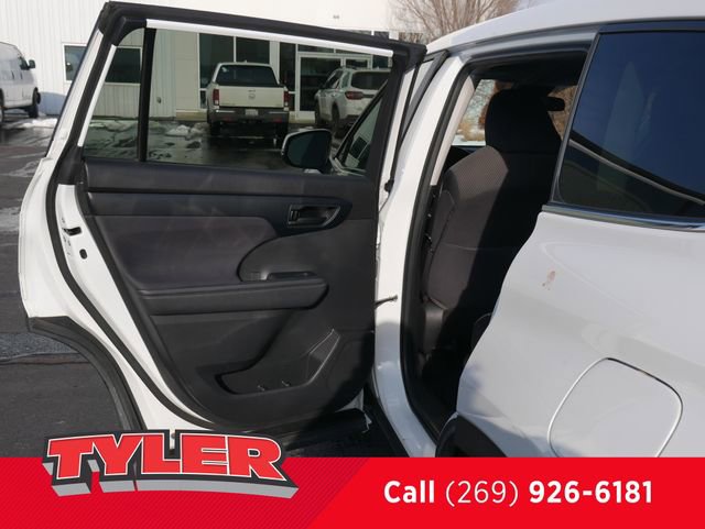 Used 2023 Toyota Highlander LE image 21