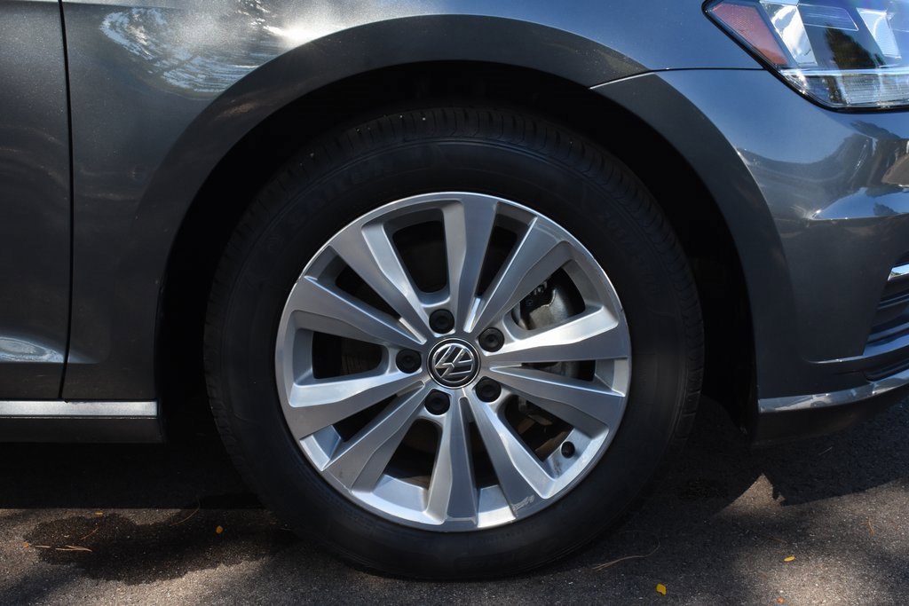 Used 2021 Volkswagen Golf 4-Door image 4