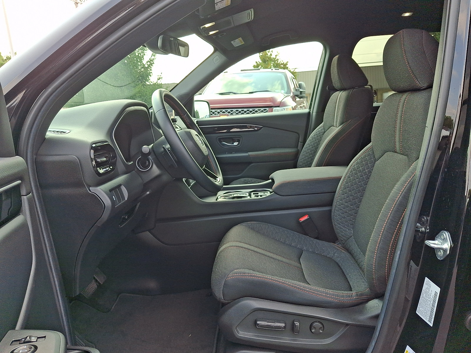 Used 2025 Honda Pilot Sport image 14
