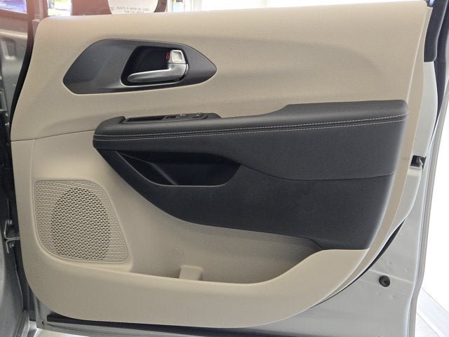 Used 2024 Chrysler Pacifica Touring-L FWD image 5