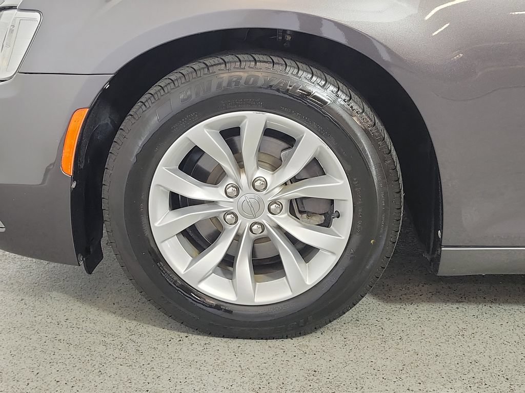 Used 2018 Chrysler 300 Touring RWD image 9