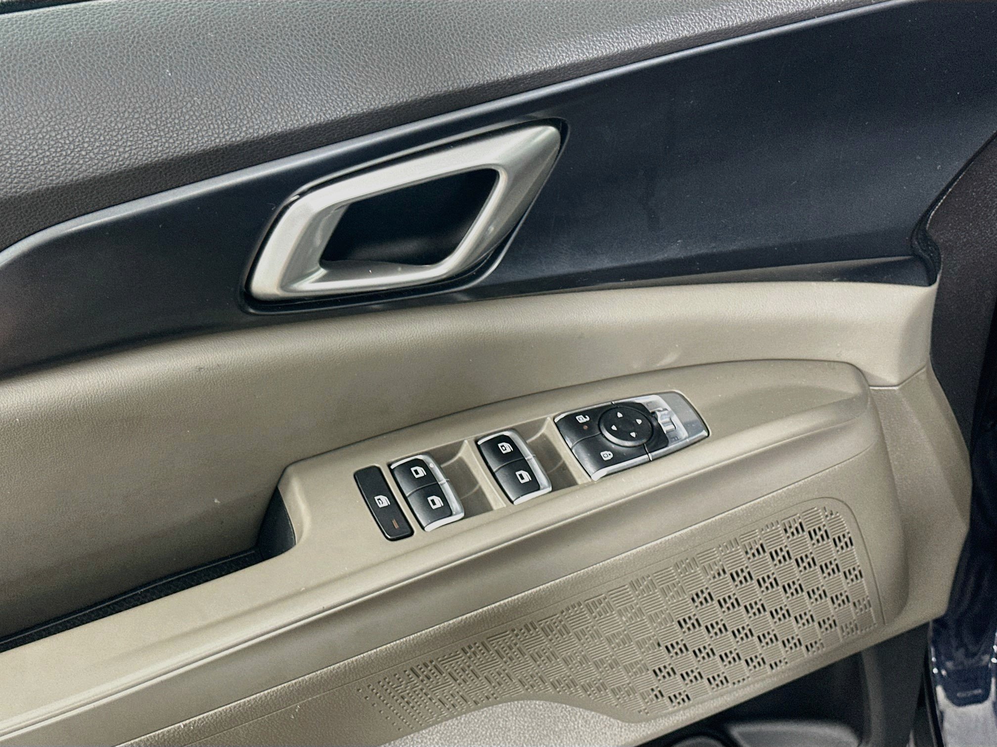 Used 2025 Kia Carnival FWD image 15