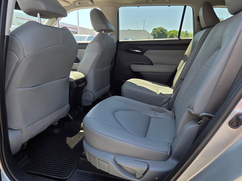Certified 2024 Toyota Highlander XLE FWD image 6