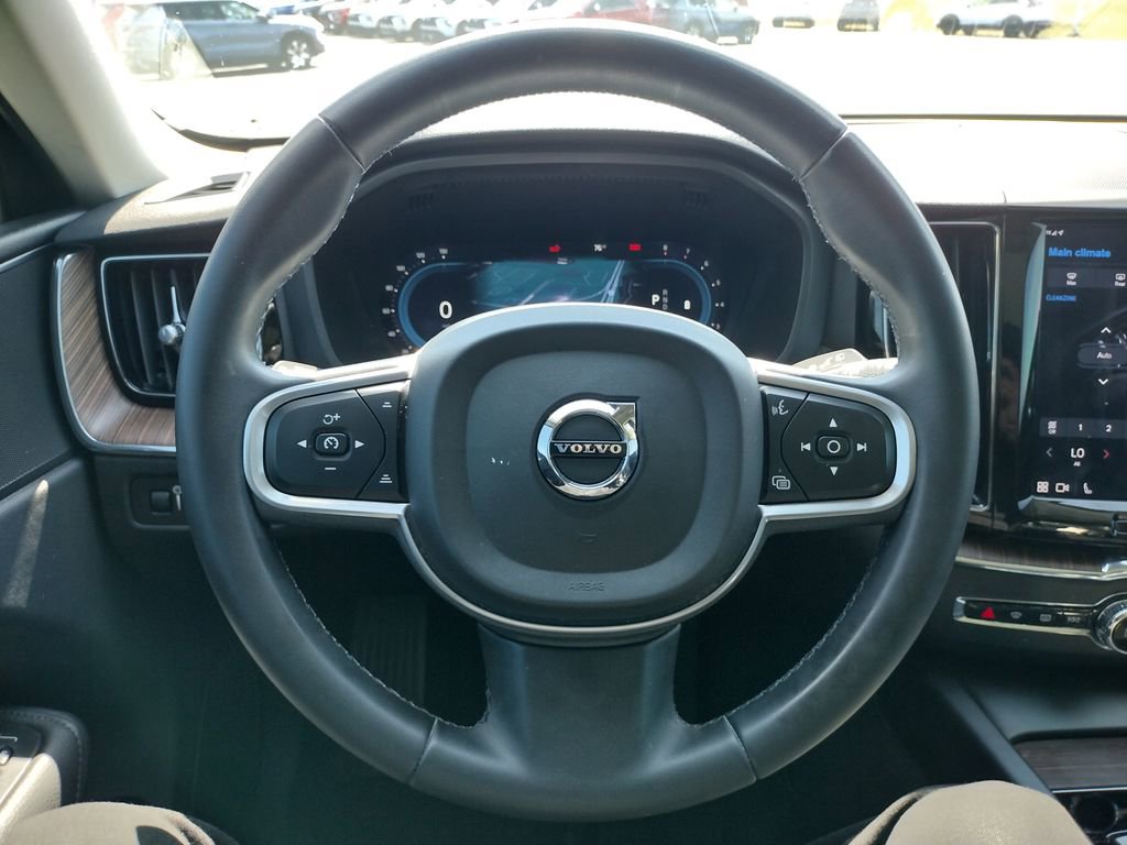Used 2022 Volvo XC60 B5 Momentum image 7