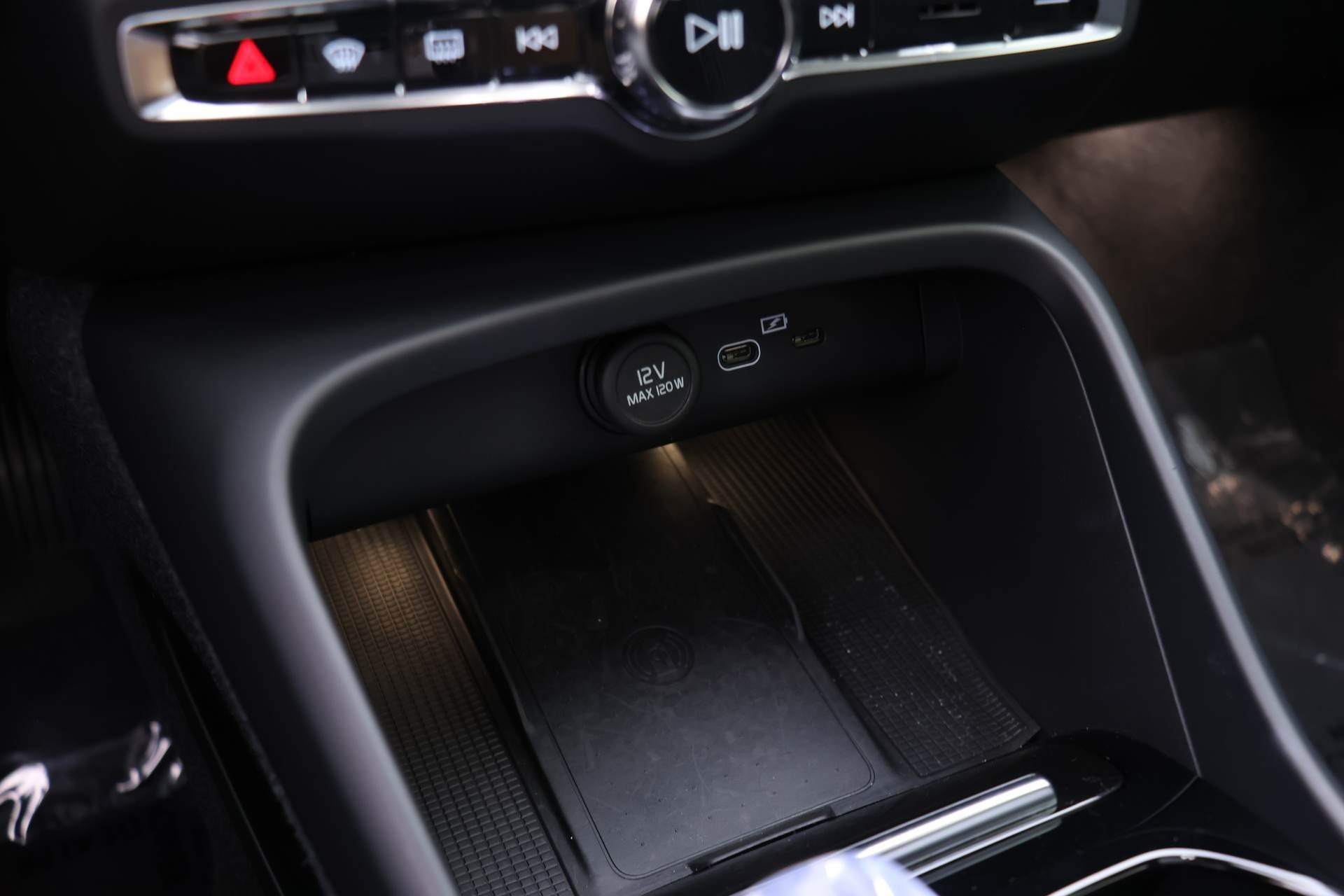 Certified 2024 Volvo XC40 B5 Plus image 12