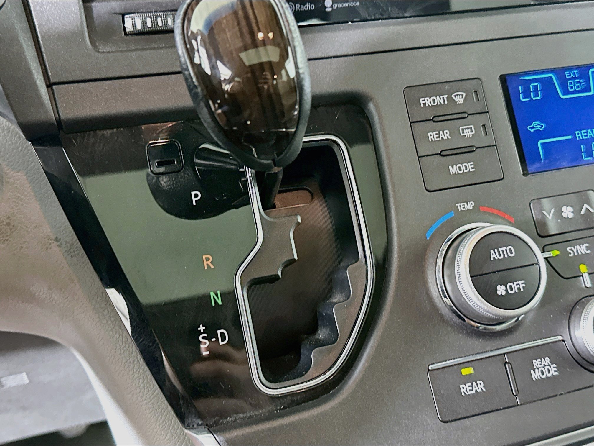 Used 2015 Toyota Sienna XLE w/ XLE Navigation Package FWD image 25