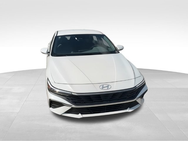 New 2026 Hyundai Elantra SE FWD image 3