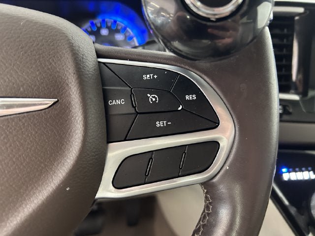 Used 2020 Chrysler Pacifica Touring-L FWD image 16