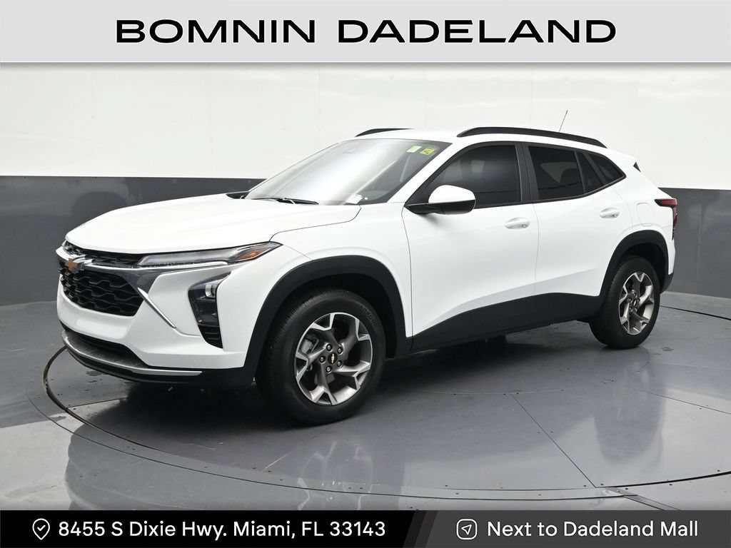 Used 2025 Chevrolet Trax LT FWD image 1
