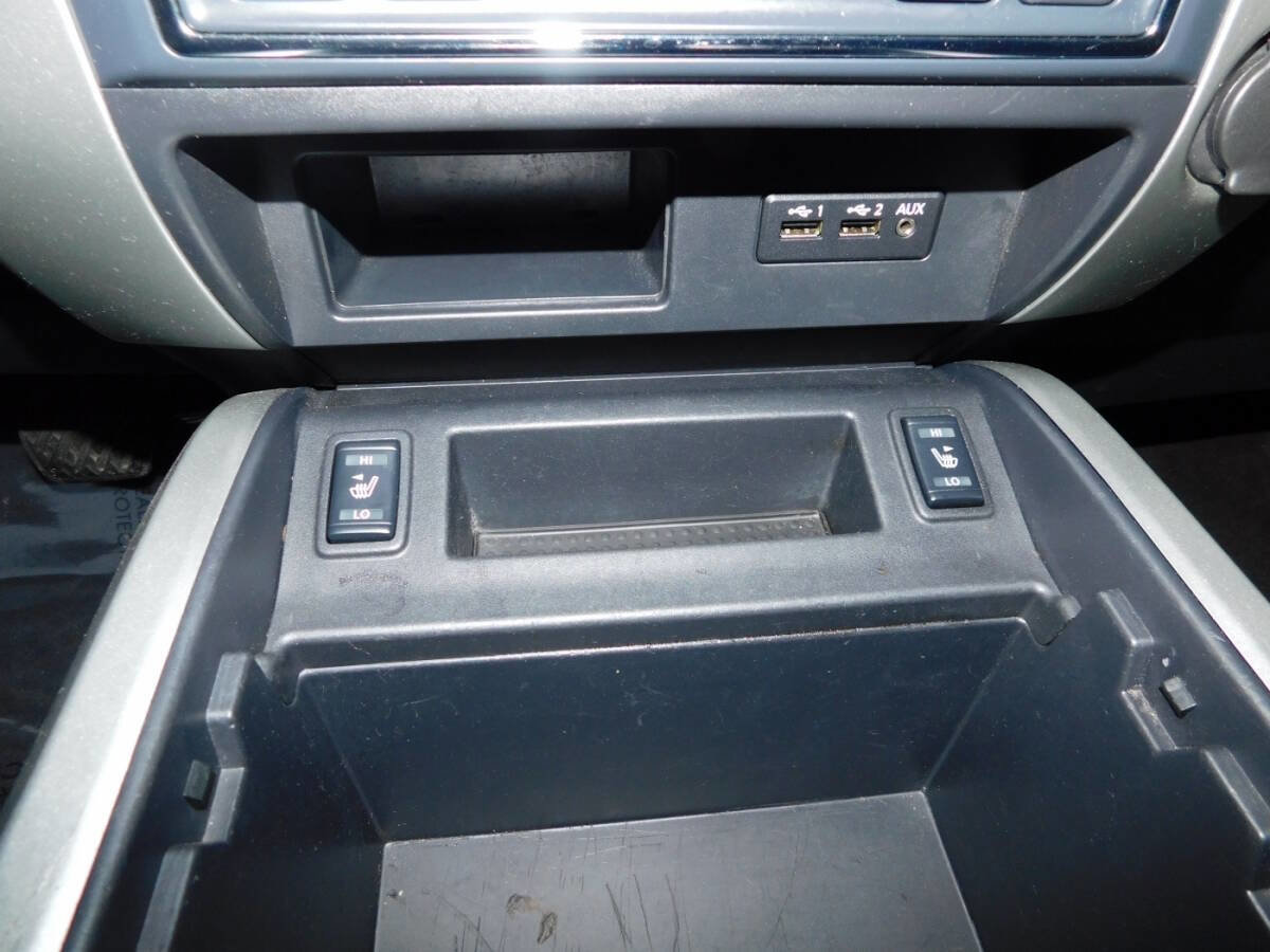 Used 2019 Nissan Titan SV w/ SV Convenience Package image 16