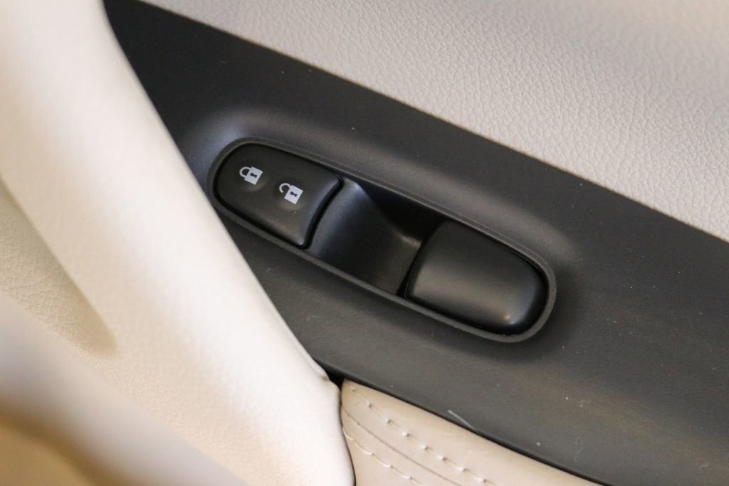 Used 2014 Nissan Rogue SV image 32