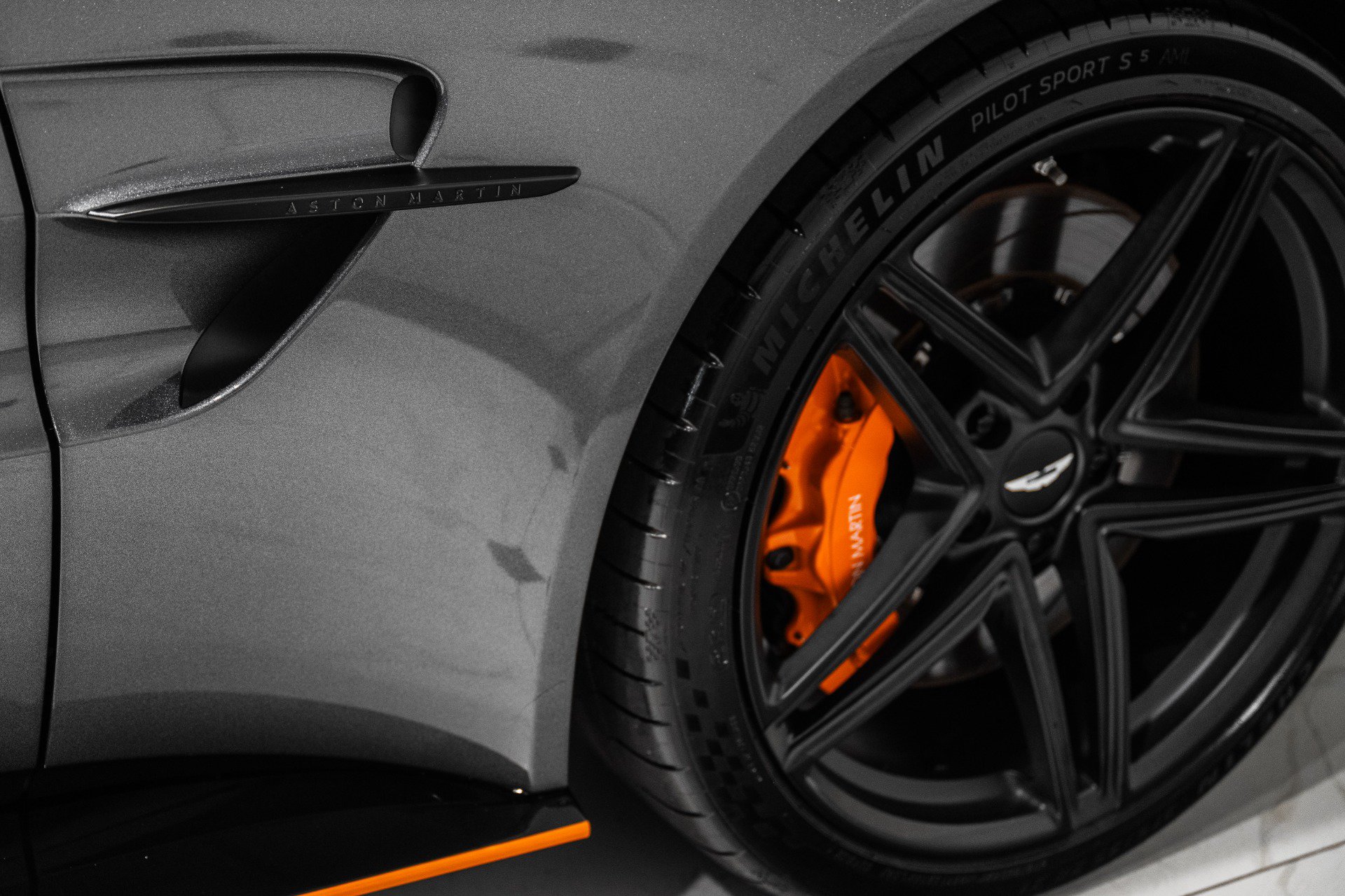 Used 2025 Aston Martin V8 Vantage Coupe RWD image 9