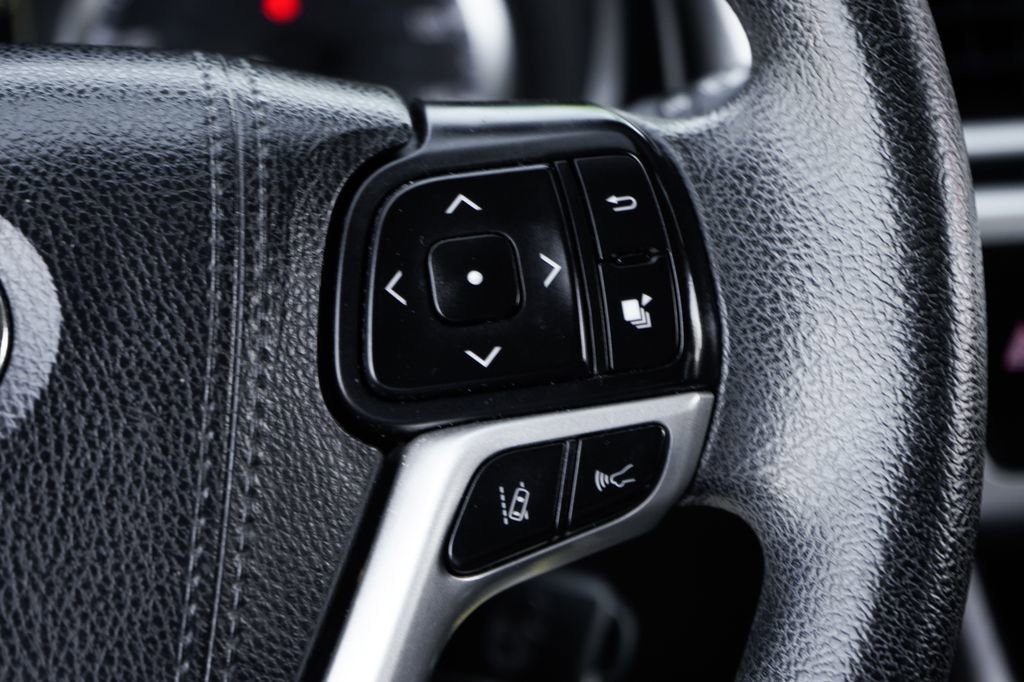 Used 2017 Toyota Highlander LE FWD image 22