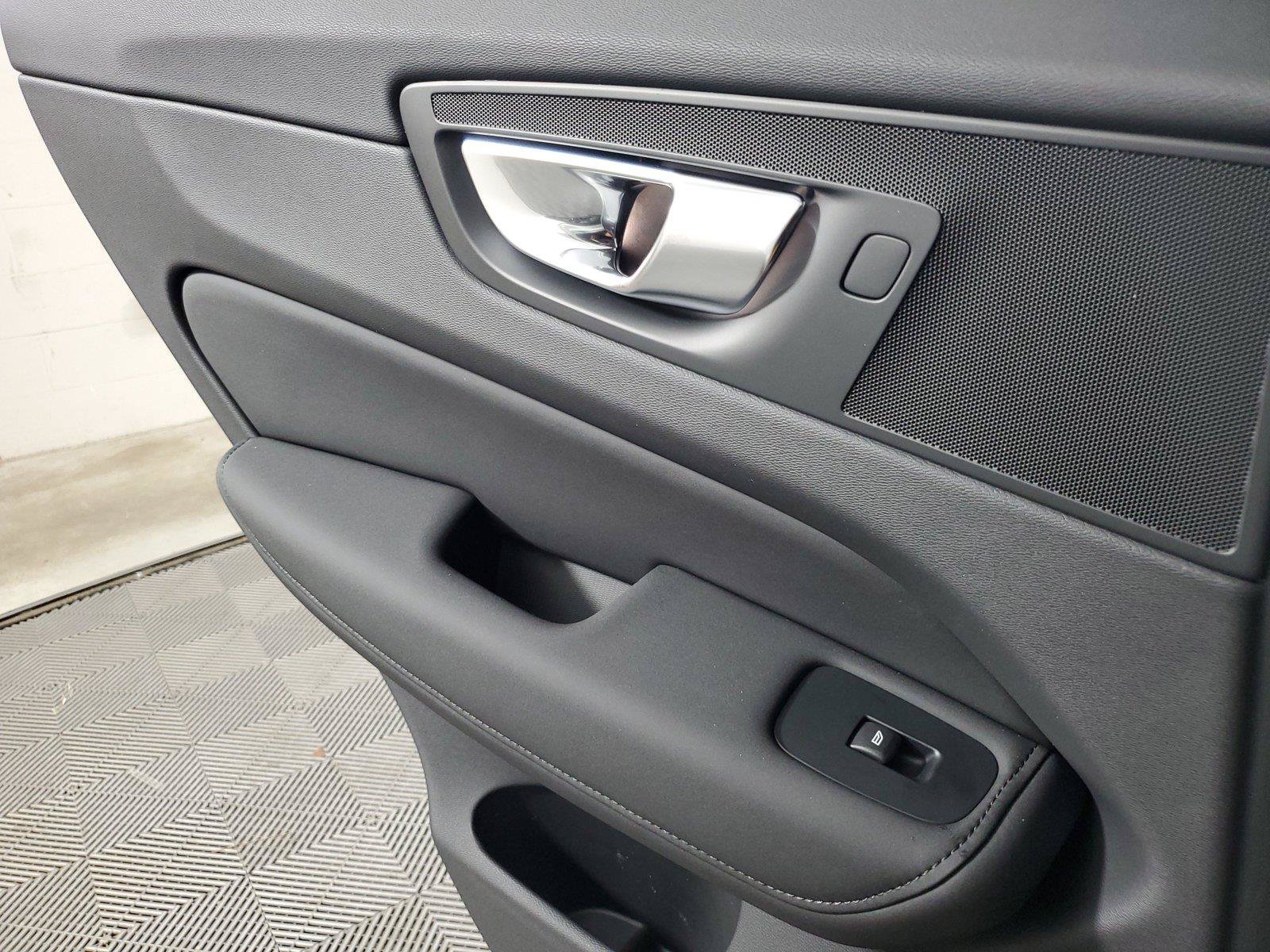 New 2027 Volvo XC60 B5 Plus AWD/4WD image 18