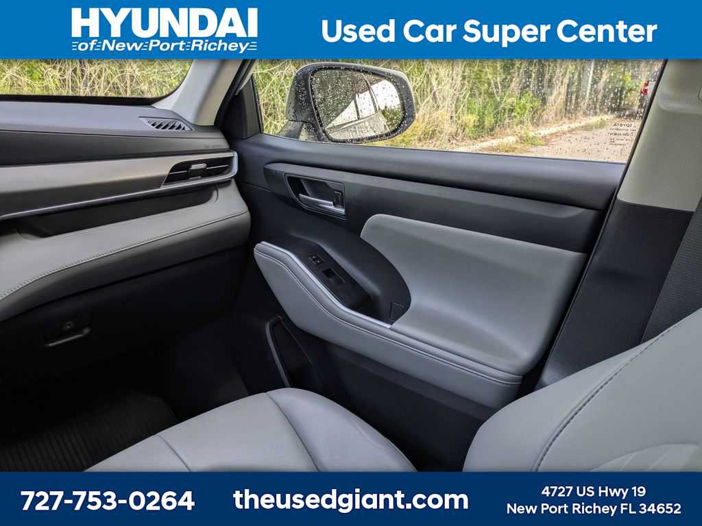 Used 2021 Toyota Highlander XLE AWD/4WD image 24