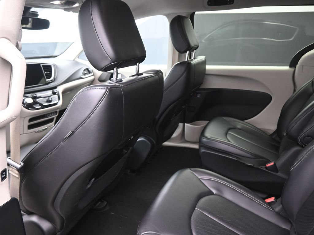 Used 2023 Chrysler Pacifica Touring-L image 12