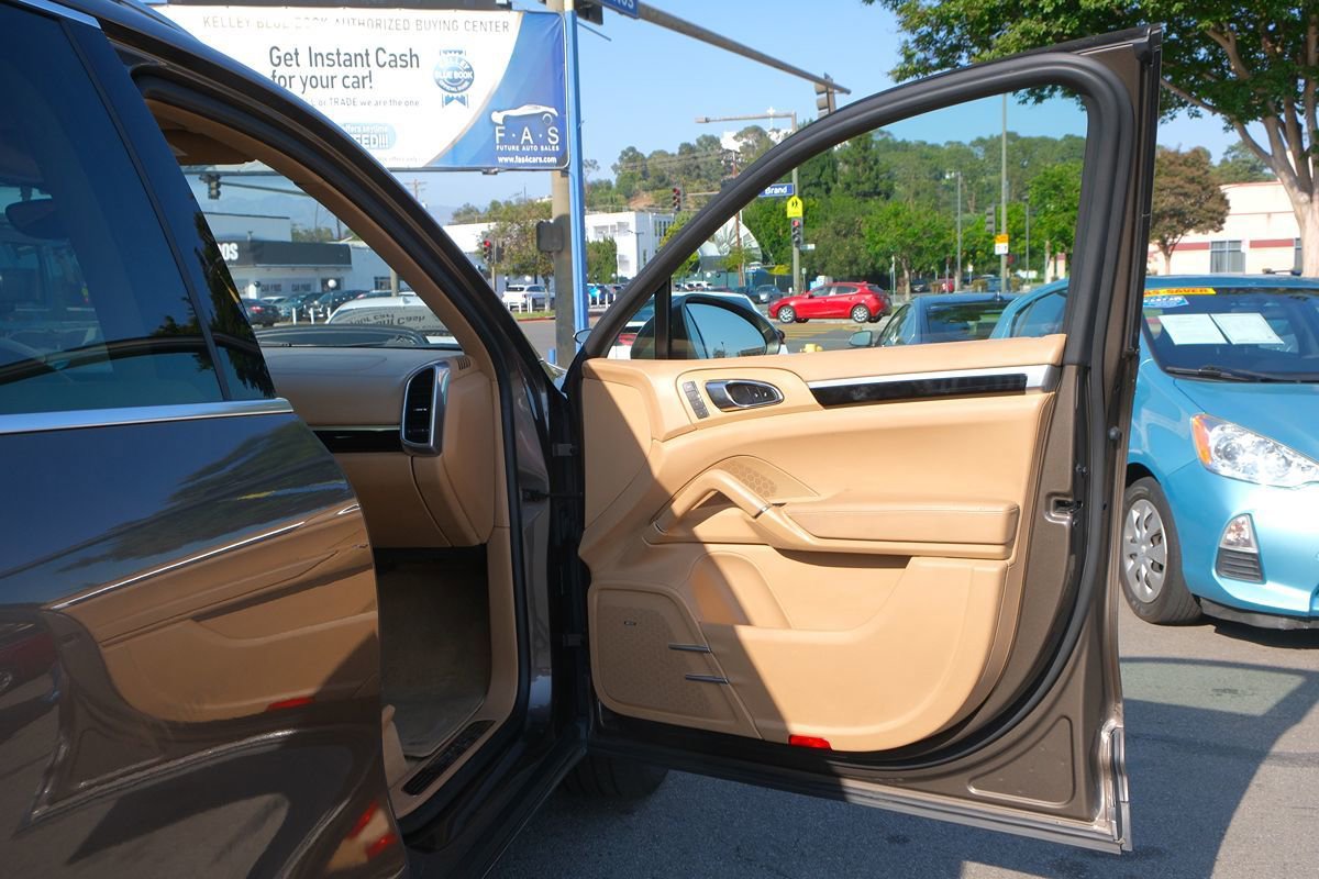 Used 2015 Porsche Cayenne S AWD/4WD image 31