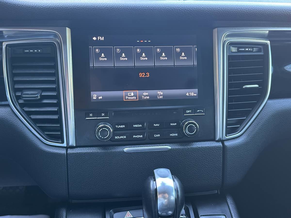 Used 2018 Porsche Macan AWD/4WD image 36