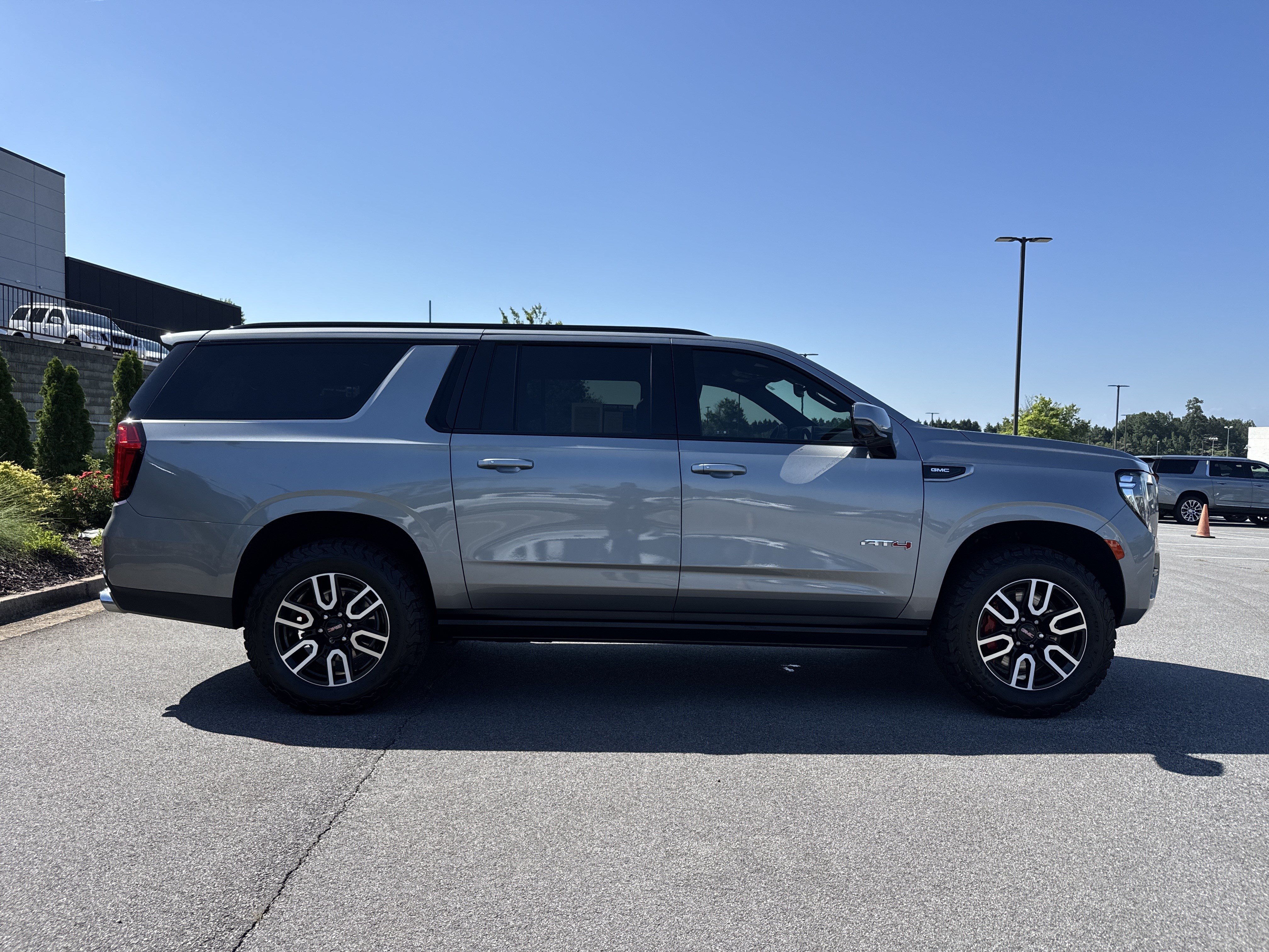 Used 2023 GMC Yukon XL AT4 w/ AT4 Premium Package AWD/4WD image 11