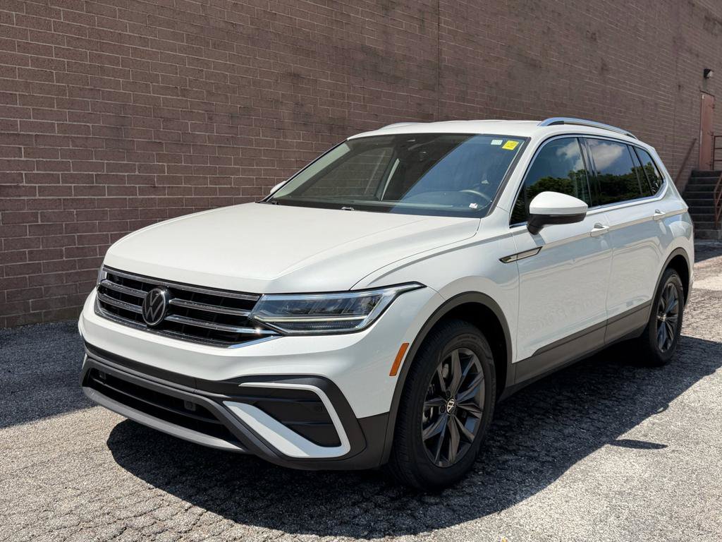 Used 2023 Volkswagen Tiguan SE FWD image 1