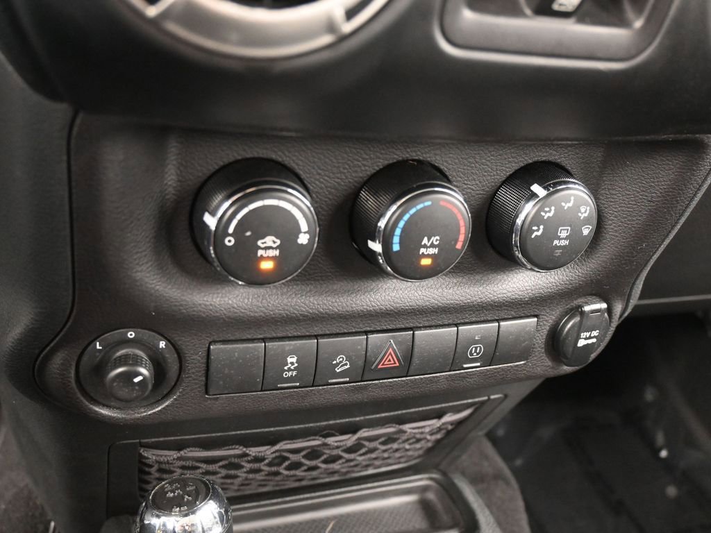 Used 2018 Jeep Wrangler Unlimited Sahara w/ Connectivity Group image 17