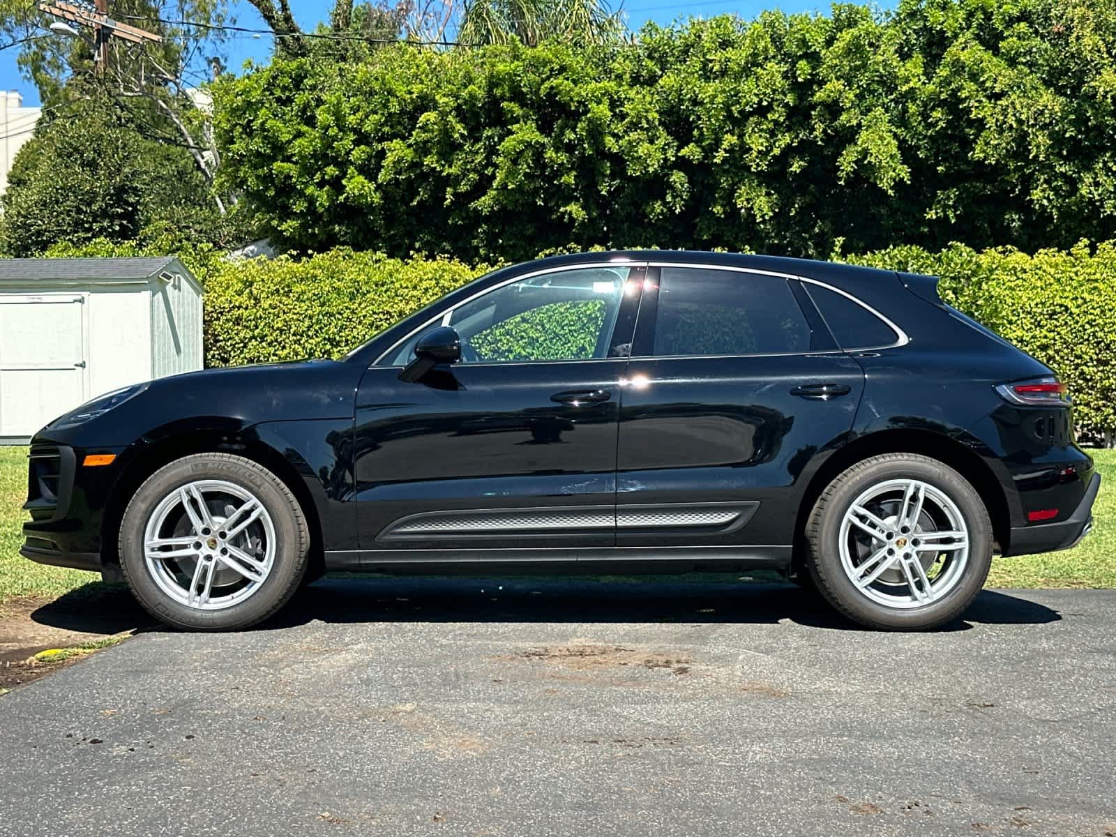 Certified 2025 Porsche Macan AWD/4WD image 2
