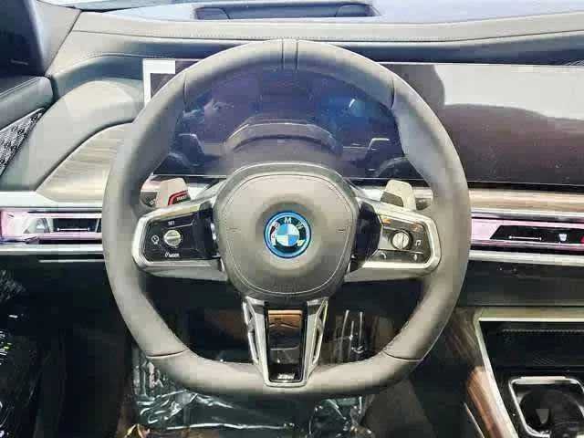 Certified 2025 BMW 750e xDrive w/ Executive Package AWD/4WD image 11