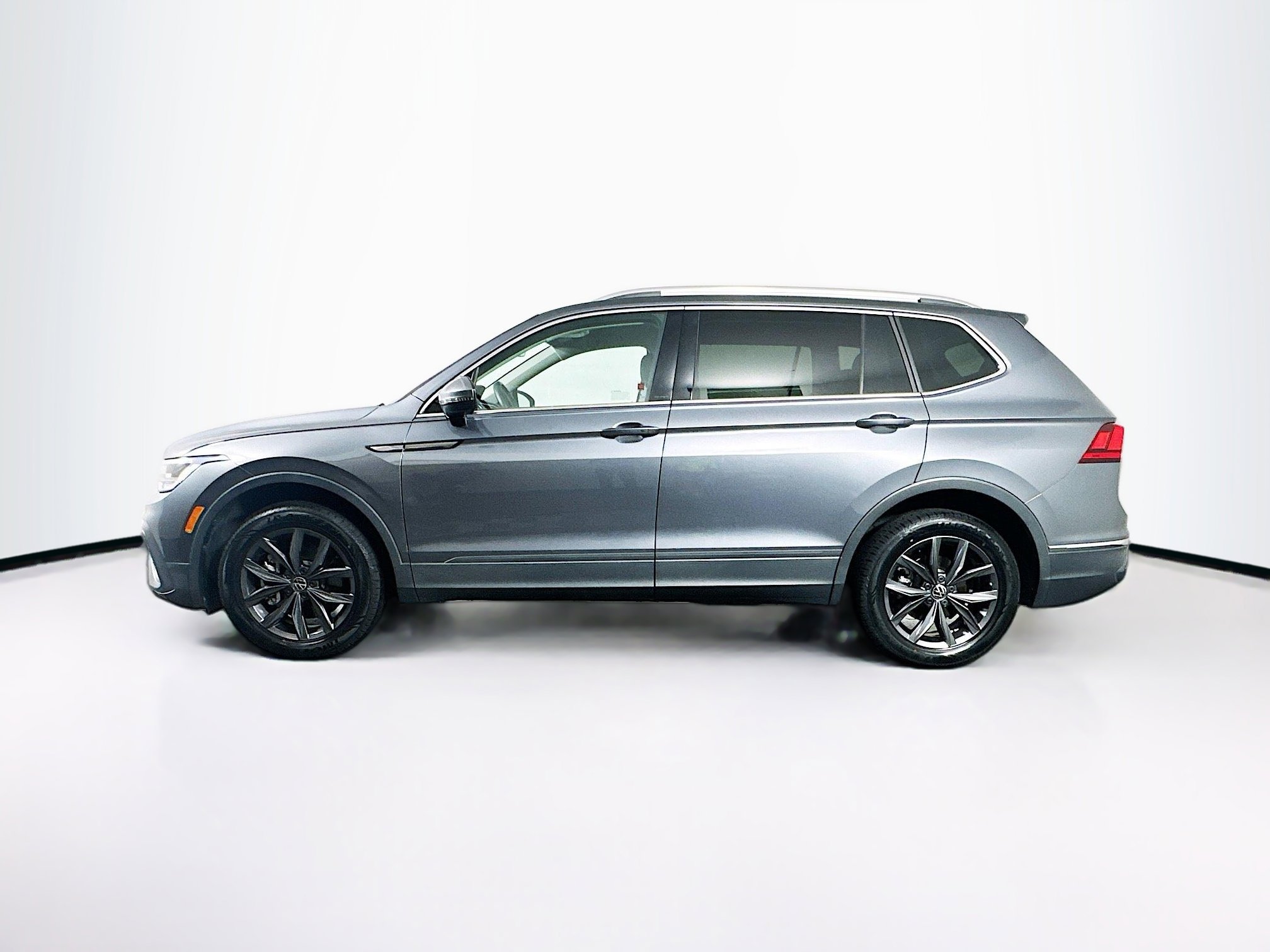 Used 2023 Volkswagen Tiguan SE image 4