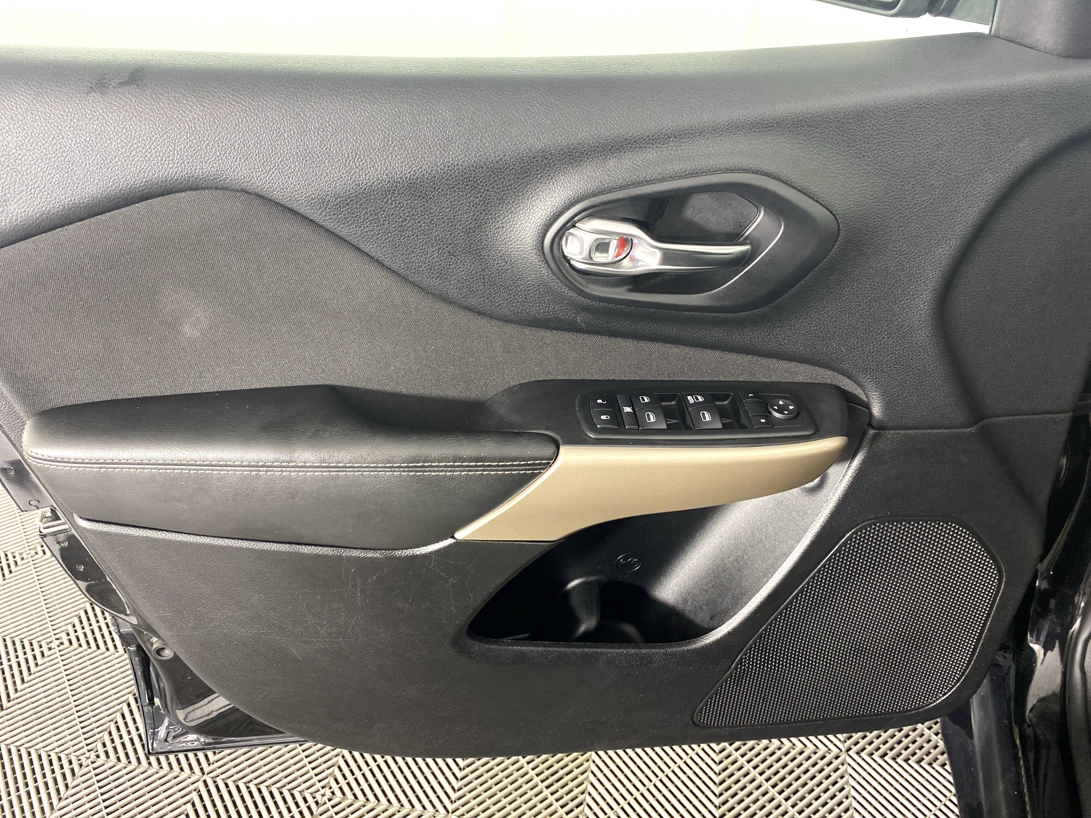 Used 2018 Jeep Cherokee Latitude w/ Safety Group AWD/4WD image 13
