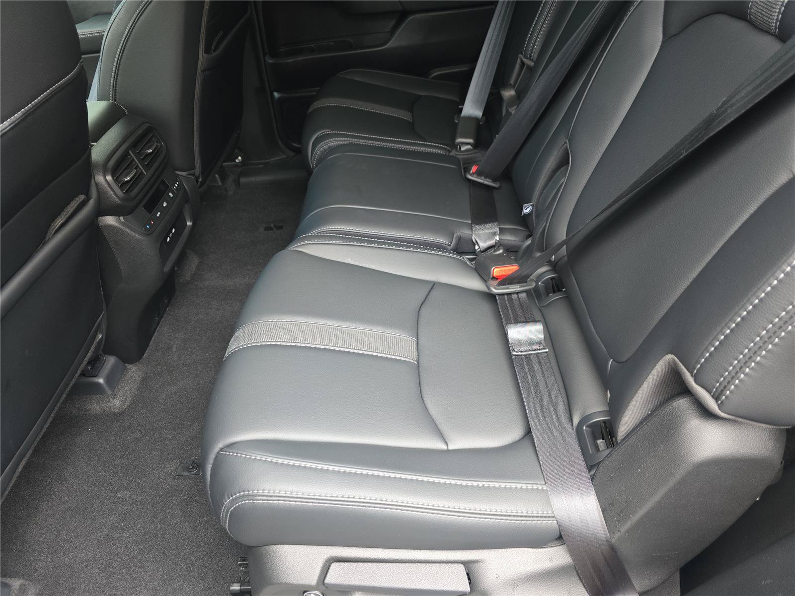 Used 2025 Honda Pilot Touring image 13
