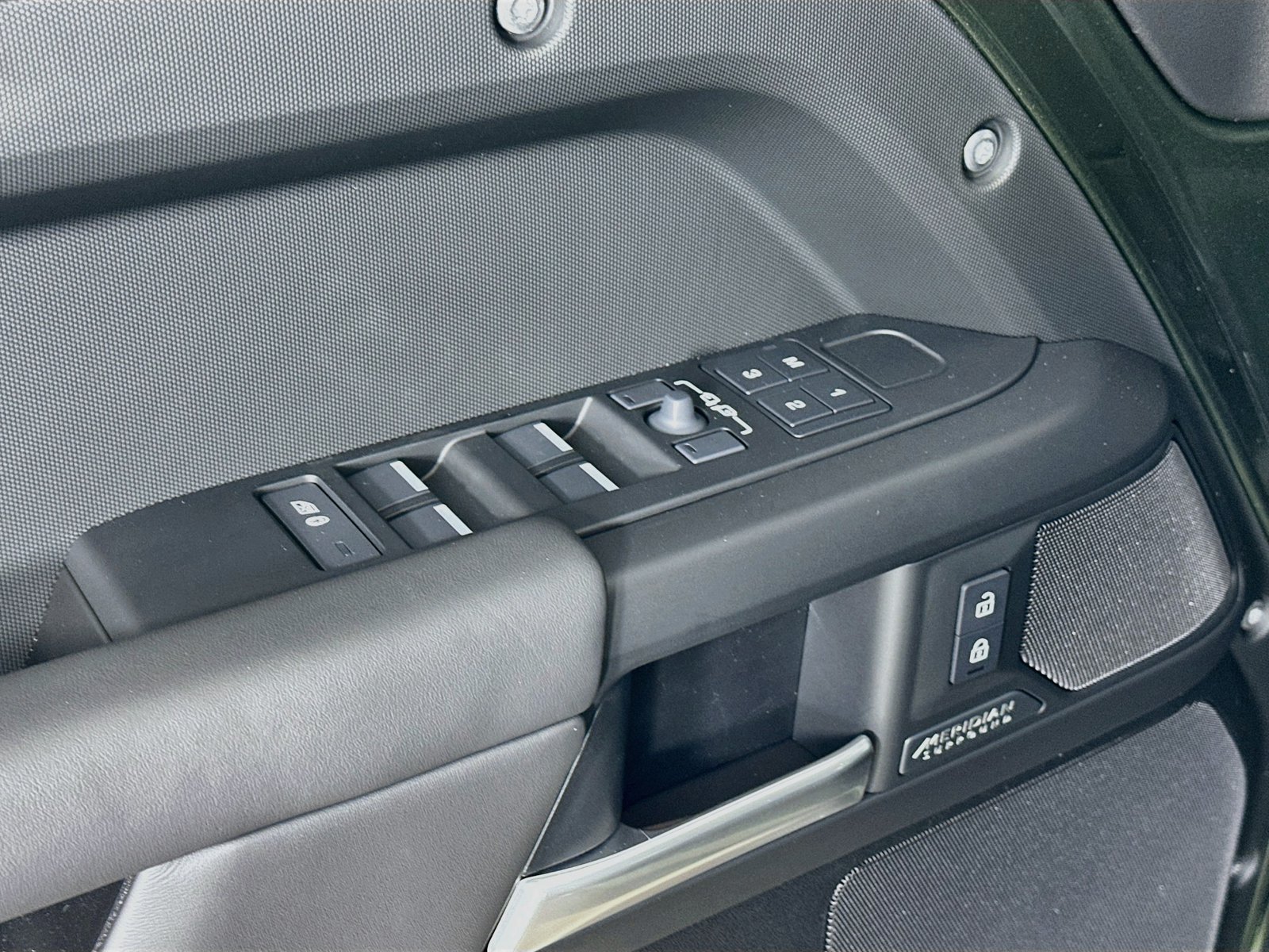 New 2026 Land Rover Defender 110 X-Dynamic SE AWD/4WD image 18