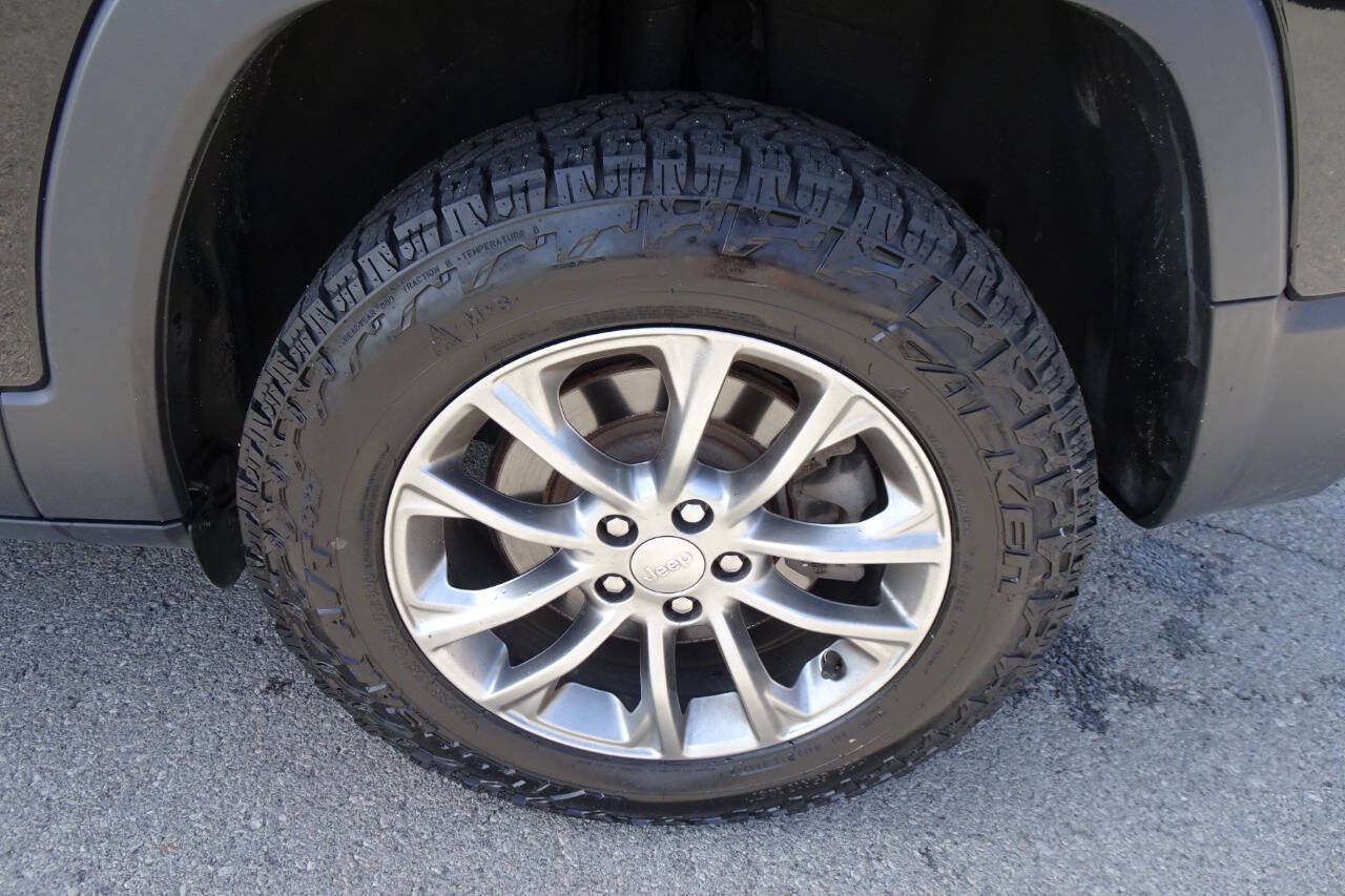 Used 2020 Jeep Cherokee Latitude Plus w/ Cold Weather Group AWD/4WD image 10