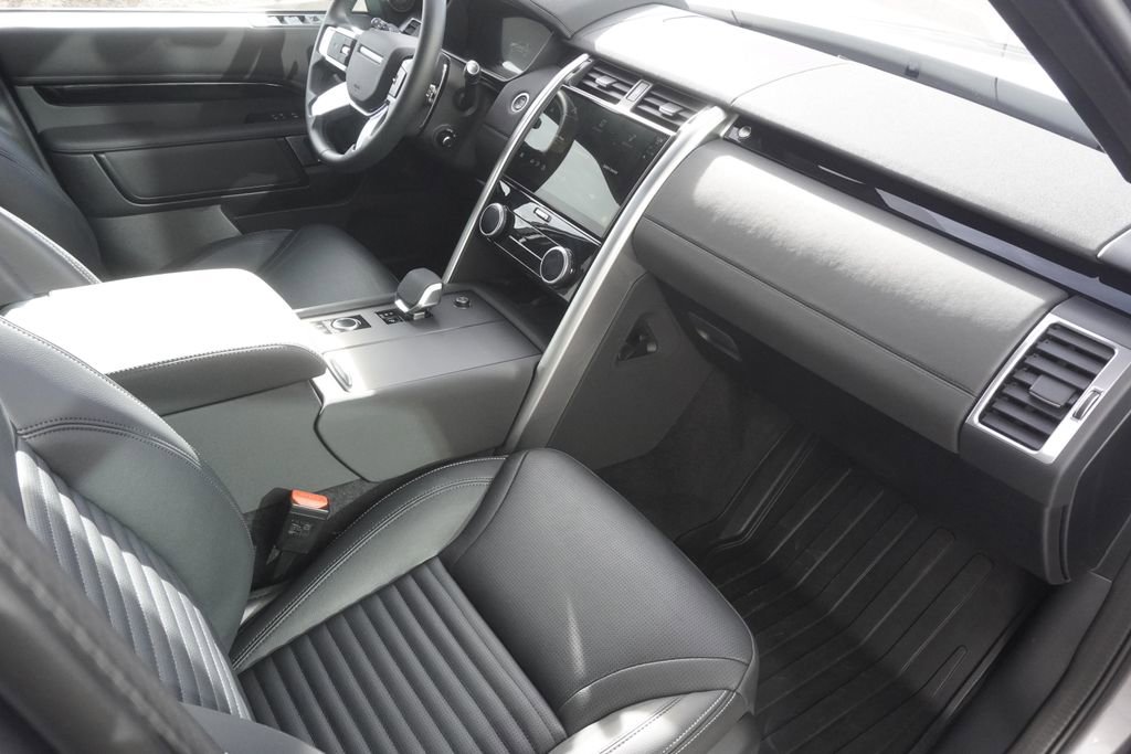 Used 2025 Land Rover Discovery S image 22