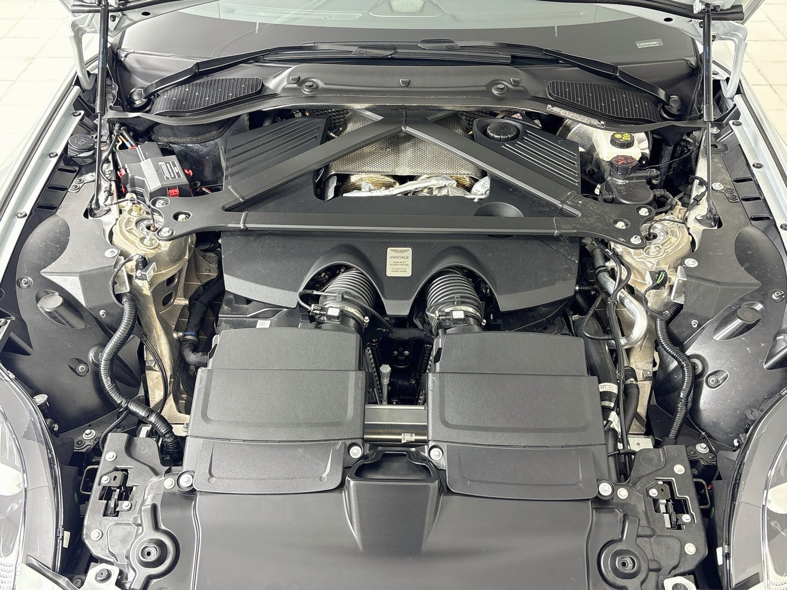 Used 2025 Aston Martin V8 Vantage Coupe RWD image 25