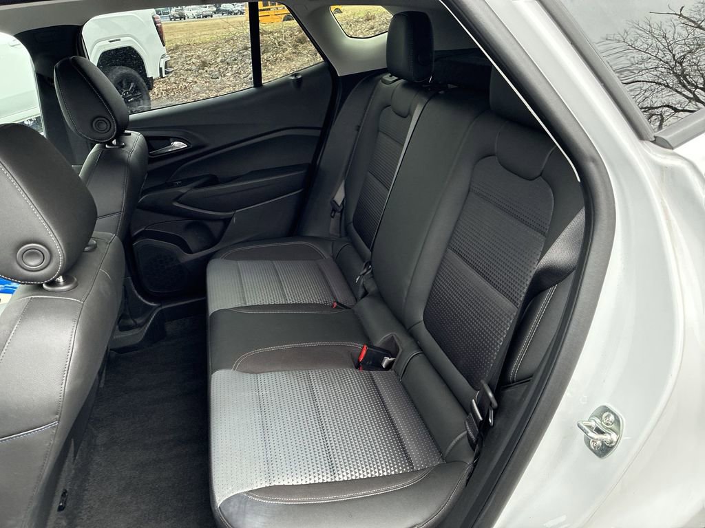 Used 2025 Chevrolet Trax LT w/ LT Convenience Package image 18