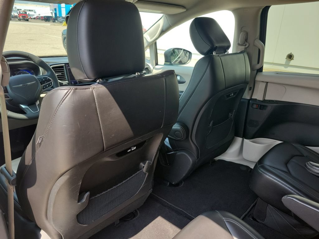 Used 2023 Chrysler Pacifica Touring-L FWD image 14