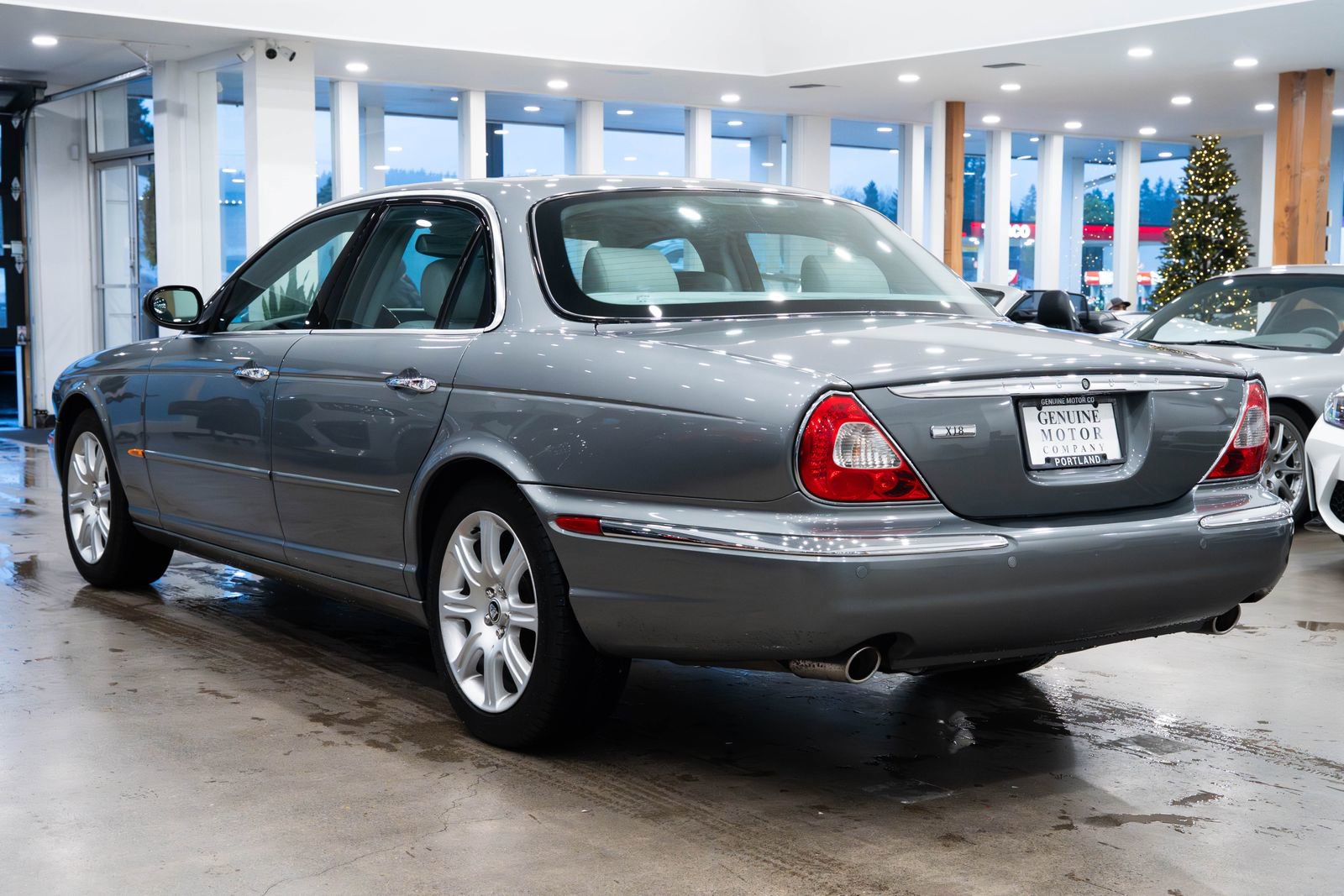Used 2005 Jaguar XJ8 image 6
