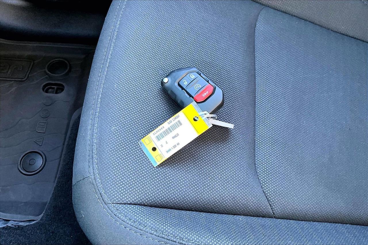 Certified 2023 Jeep Wrangler Sahara w/ Cold Weather Group image 32