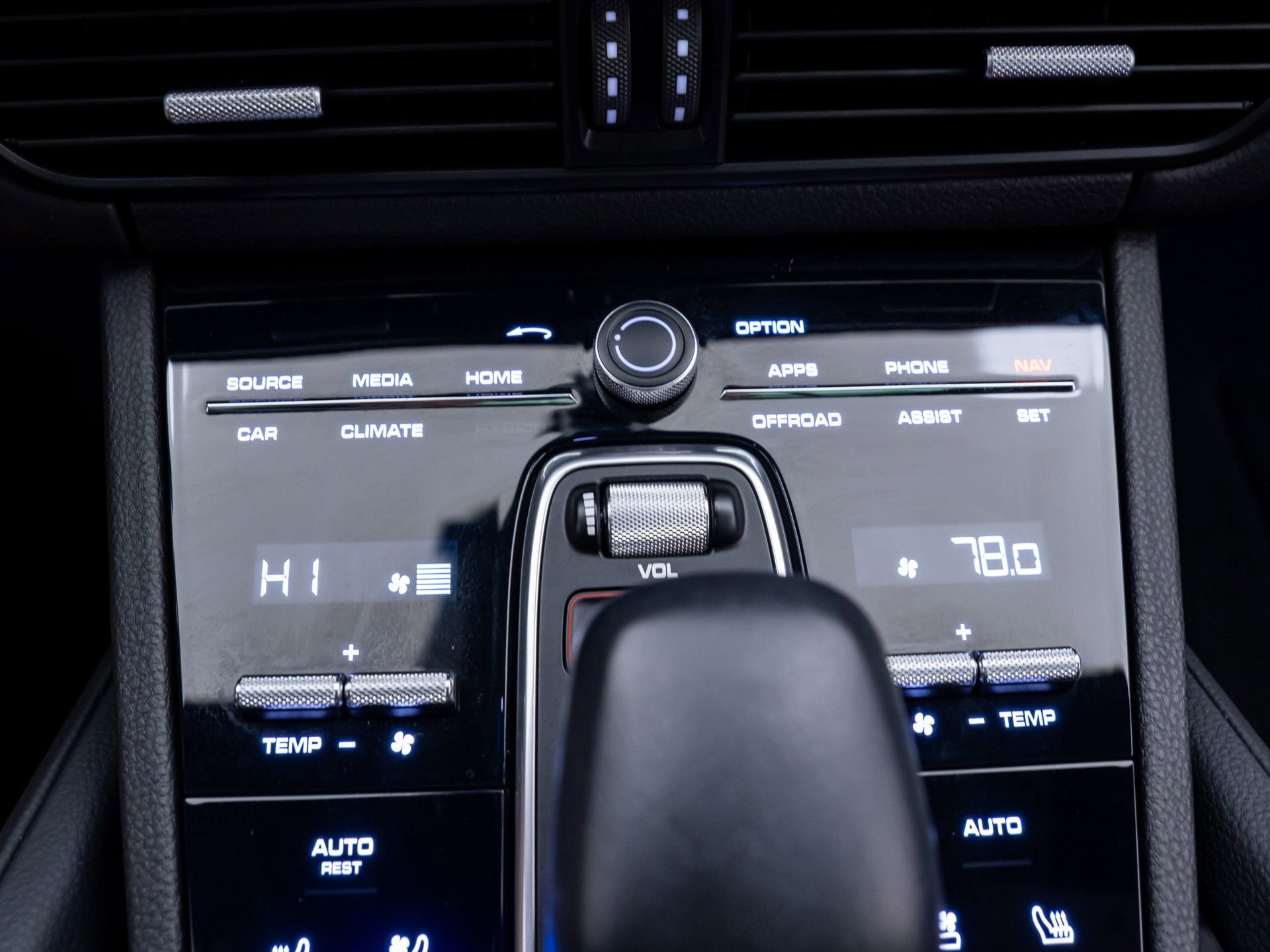 Certified 2022 Porsche Cayenne Platinum Edition image 26