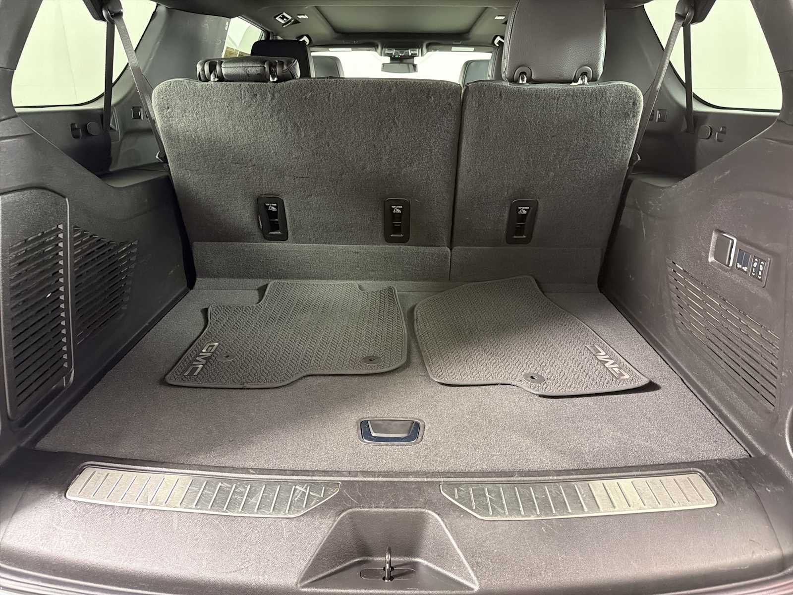 Used 2024 GMC Yukon XL Denali RWD image 17