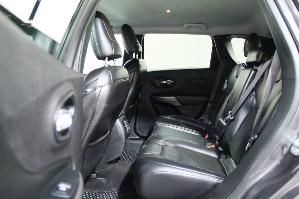 Used 2019 Jeep Cherokee Latitude Plus w/ Cold Weather Group AWD/4WD image 28