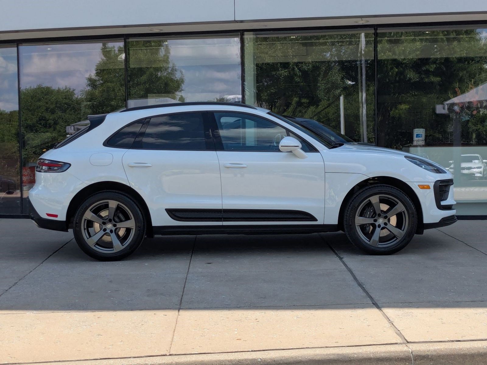 Certified 2026 Porsche Macan AWD/4WD image 8