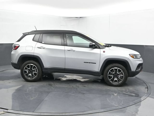 Used 2025 Jeep Compass Trailhawk AWD/4WD image 4