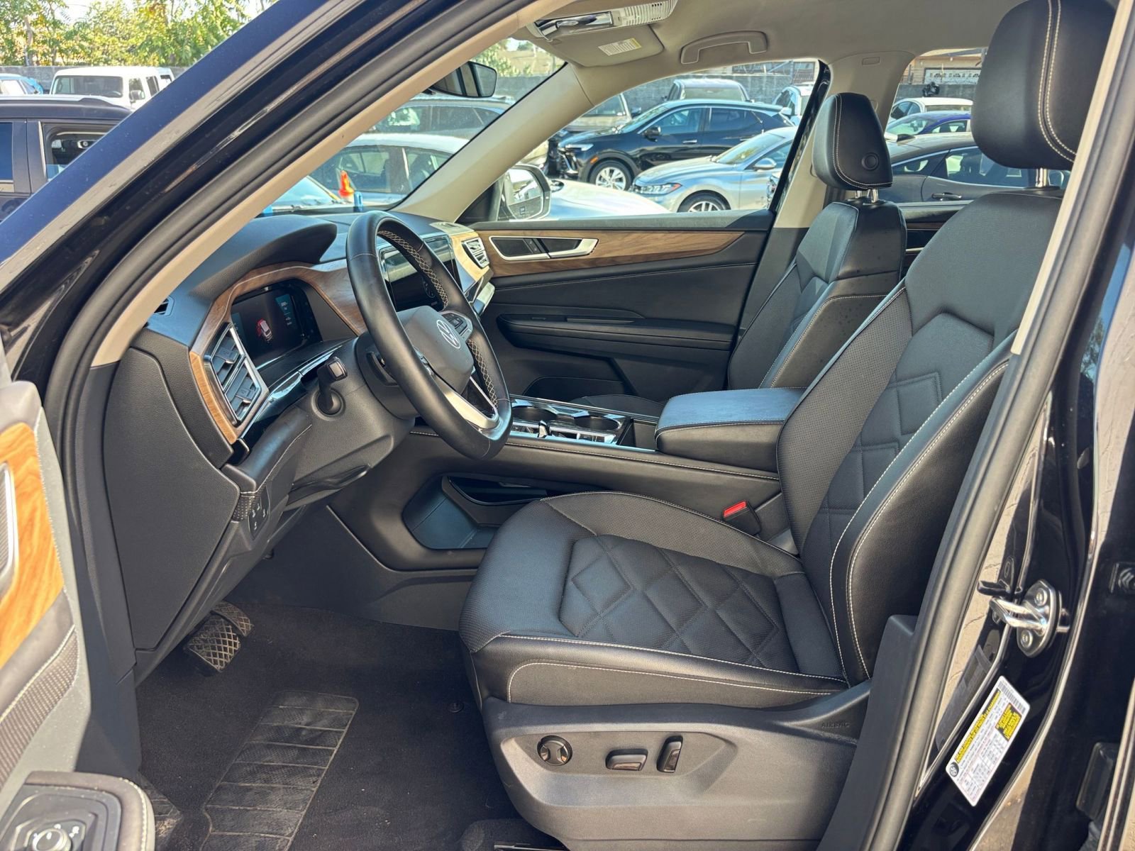 Used 2025 Volkswagen Atlas SE image 27