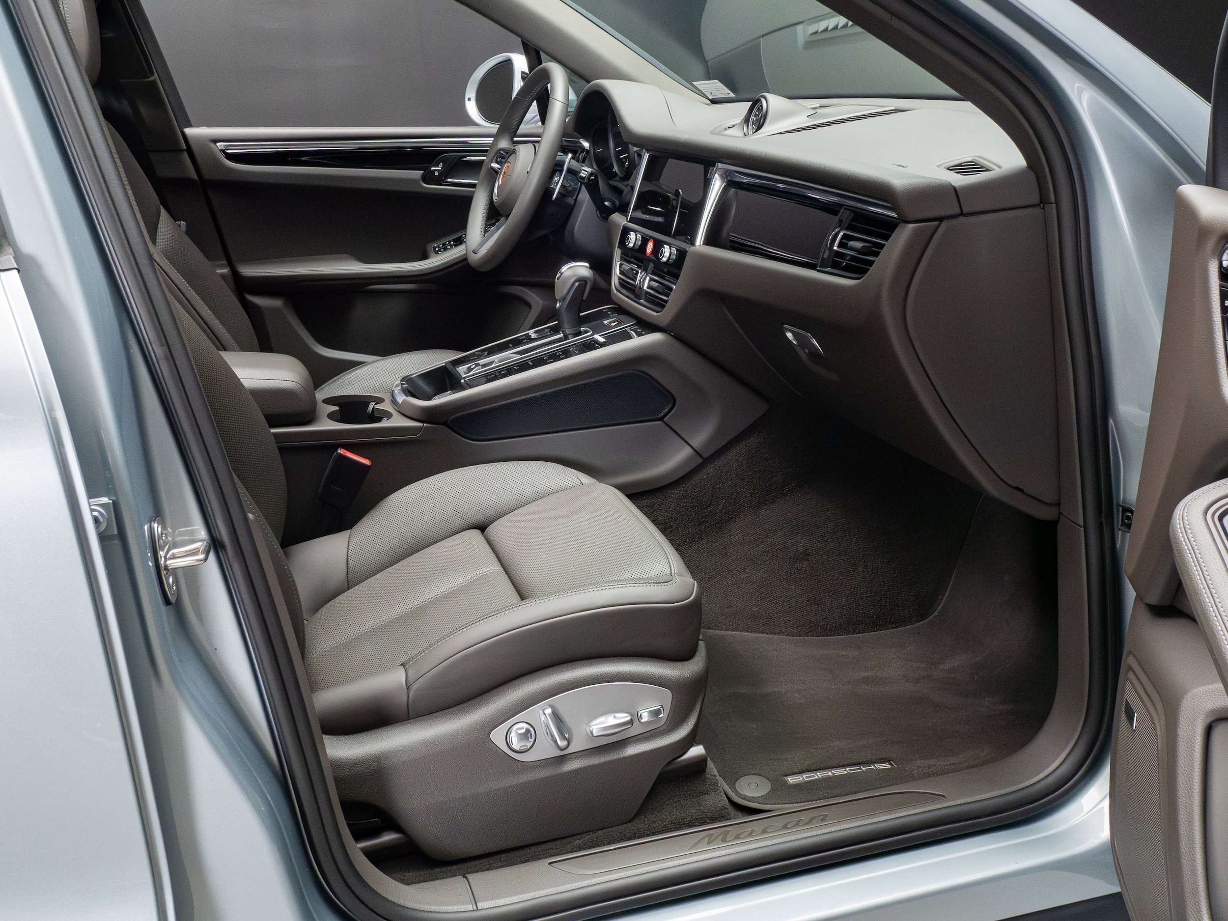 Certified 2025 Porsche Macan AWD/4WD image 27