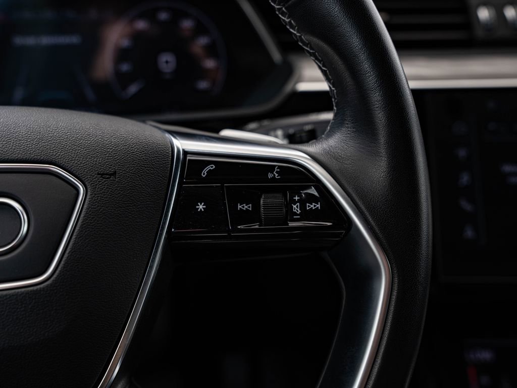 Used 2022 Audi e-tron Premium w/ Convenience Plus Package image 29