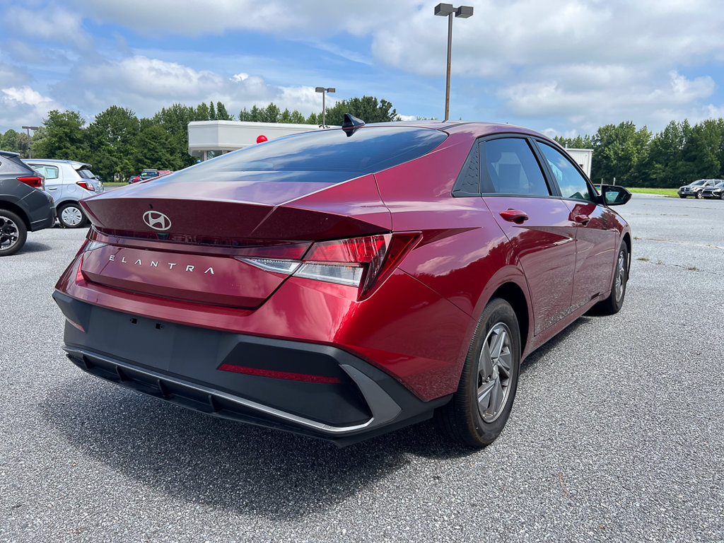 Used 2024 Hyundai Elantra SE FWD image 5