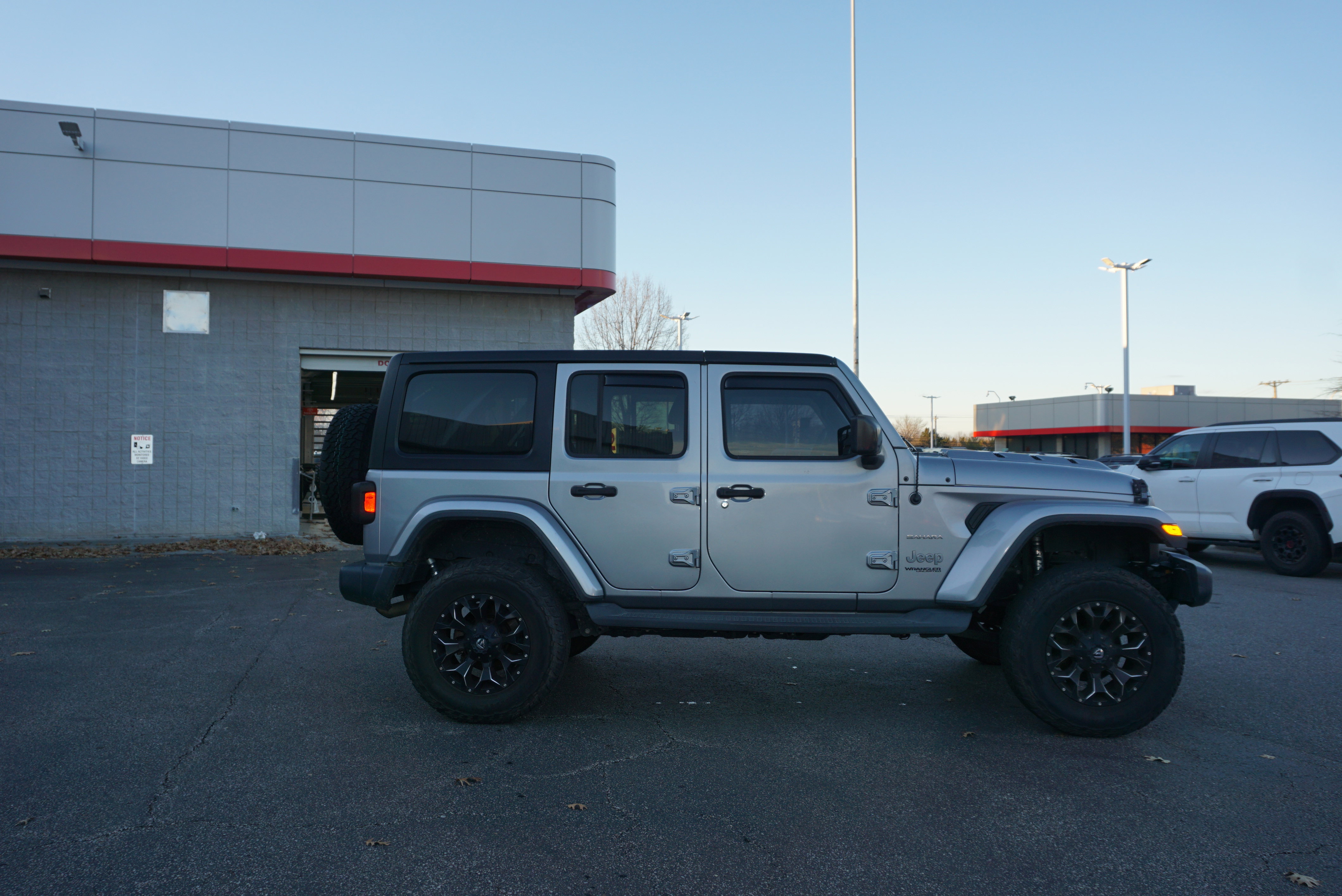 Used 2018 Jeep Wrangler Unlimited Sahara image 2